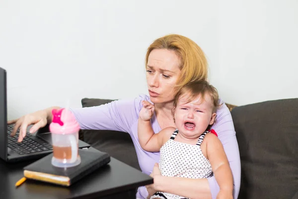 Freelancer mãe funciona. a criança interfere. problemas de freelancing — Fotografia de Stock