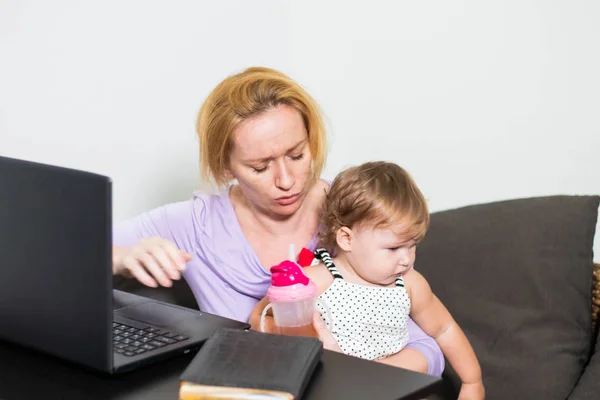 Mamma freelance lavora. Il bambino interferisce. problemi di freelance — Foto Stock