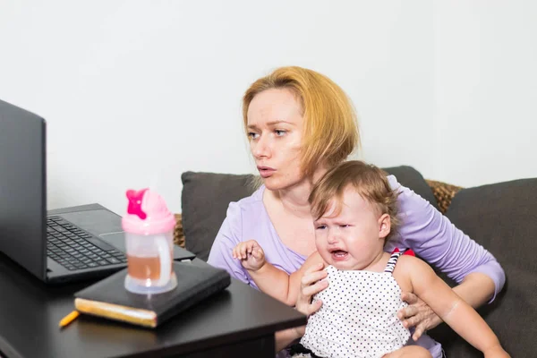 Mamma freelancer fungerar. barn stör. frilansande problem — Stockfoto