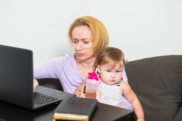 Mamma freelancer fungerar. barn stör. frilansande problem — Stockfoto