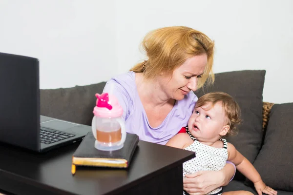 Mama pracuje freelancer. dziecko przeszkadza. Freelancing problemy — Zdjęcie stockowe