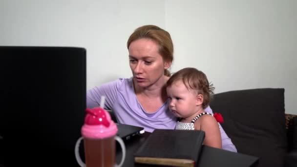 Mama pracuje freelancer. dziecko przeszkadza. Freelancing problemy — Wideo stockowe