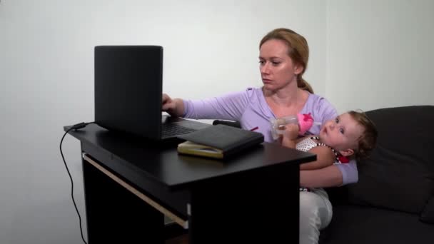 Mamá freelancer trabaja. niño interfiere. problemas de trabajo autónomo — Vídeo de stock