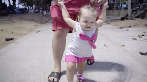 Baba ve kızı sokakta el ele yürürken — Stok video