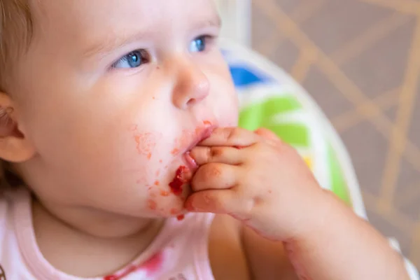 Χαριτωμένο μικρό κορίτσι πορτρέτο μωρό αστεία τρώει όλες τις κόκκινες φράουλες αλειμμένο με — Φωτογραφία Αρχείου