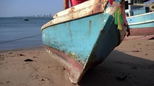 Menina bonita com cabelos longos sentado em um velho barco vagabundo nos campos — Vídeo de Stock
