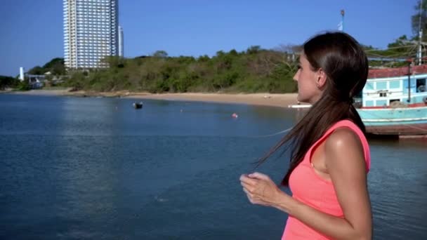 Viagem de férias mulher relaxante desfrutando de uma vista incrível do mar. destino turístico . — Vídeo de Stock