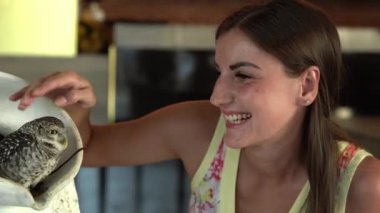 kadın bir kafede bir baykuş vuruş ve sevinmeler