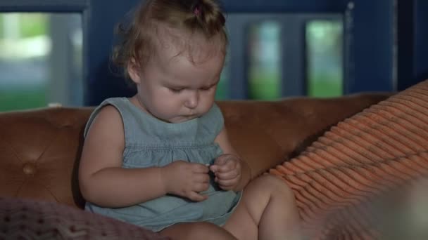Ένα κοριτσάκι που τρώει ένα απλό μπισκότο. Κοντινό πλάνο — Αρχείο Βίντεο