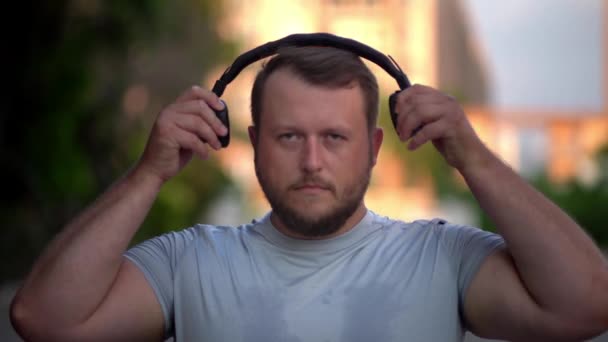 Vousatý Legrační Člověk Klade Jejich Oblečení Zapne Hudbu Poslouchá Energické — Stock video