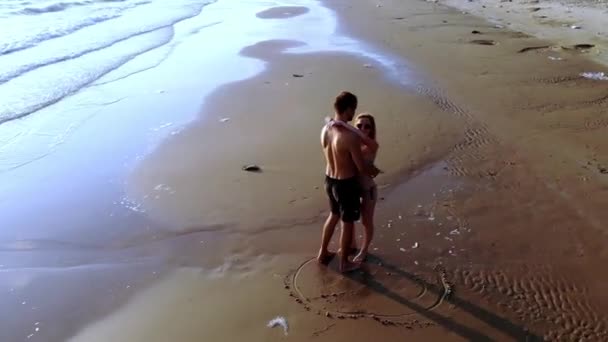 Verliebtes Paar auf dem Meer bei Sonnenuntergang. Ansicht von oben — Stockvideo