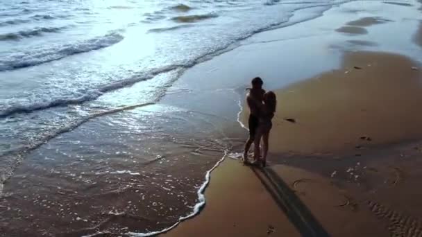 Пара влюбленных в море на закате. вид сверху — стоковое видео