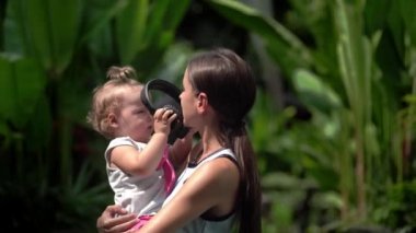 Kulaklığımda sokakta kollarında bir çocukla olay müzik ve dans kadındır. Yakın çekim.