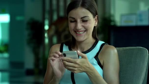 有吸引力的女人使用手机聊天 阅读和笑 — 图库视频影像