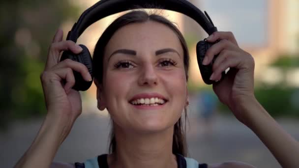 Fille met casque comprend et écoute de la musique au téléphone et la danse. Gros plan. 4k — Video