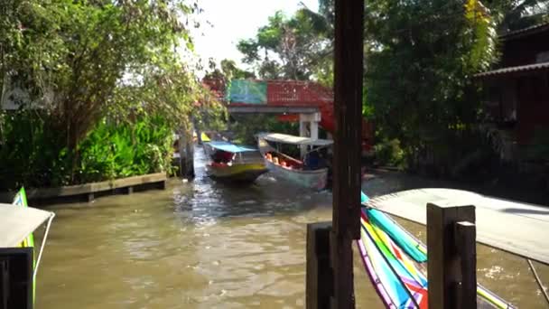Flytande marknad i Thailand. Den traditionella marknaden på vattnet i Bangkok. — Stockvideo