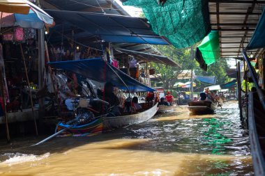Yüzen Pazar Tayland. Geleneksel bir pazarın Bangkok su.