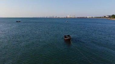 Deniz ve kum dahil Tayland pattaya Plajı'nda 4 k Drone fly. Pattaya Beach Tayland en ünlü plaj. Denizin üzerinde tekne