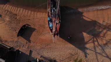 Deniz ve kum dahil Tayland pattaya Plajı'nda 4 k Drone fly. Pattaya Beach Tayland en ünlü plaj. Denizin üzerinde tekne