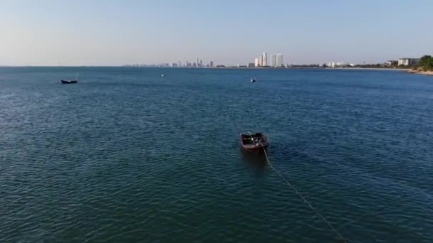 4k Drone mouche à la plage de pattaya en Thaïlande qui comprennent la mer et le sable. Plage de Pattaya la plage la plus célèbre de Thaïlande. Bateau sur la mer 