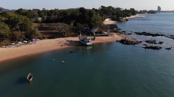 4 k Drone latać w pattaya beach w Tajlandii, która obejmuje morze i piasek. Pattaya Beach najsłynniejszej plaży w Tajlandii. Łodzi na morzu — Wideo stockowe