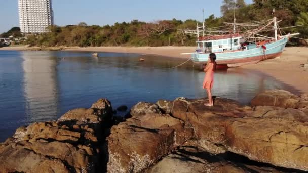 Fille dans les écouteurs écouter de la musique dans la ville au coucher du soleil . — Video