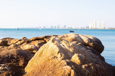 Panoramik manzaralı Pattaya Tayland, kıyı şeridi, kayalık sahil gezi boyunca Deniz, binalar, beyaz güzel bulutlar ile mavi gökyüzü. metin için yer