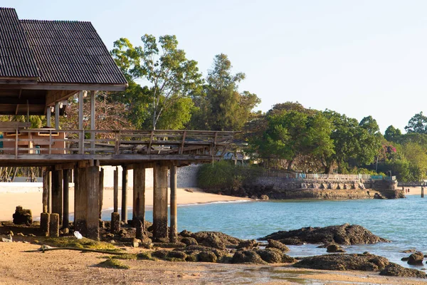 Stony Seashore dengan rumah kosong yang indah, Thailand, Pattaya — Stok Foto