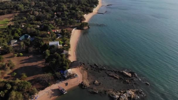 4 k Drone latać w pattaya beach w Tajlandii, która obejmuje morze i piasek. Pattaya Beach najsłynniejszej plaży w Tajlandii. Łodzi na morzu — Wideo stockowe