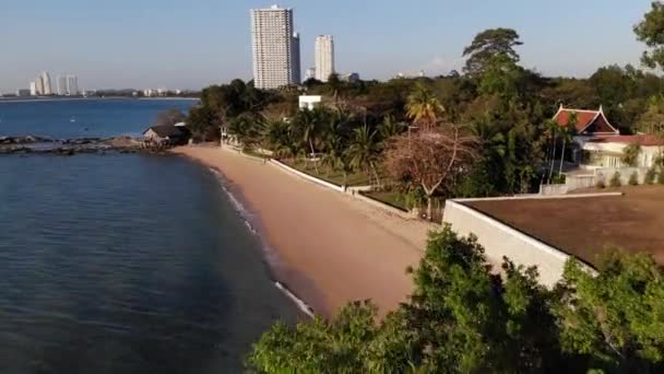 4 k Drone latać w pattaya beach w Tajlandii, która obejmuje morze i piasek. Pattaya Beach najsłynniejszej plaży w Tajlandii. Łodzi na morzu — Wideo stockowe