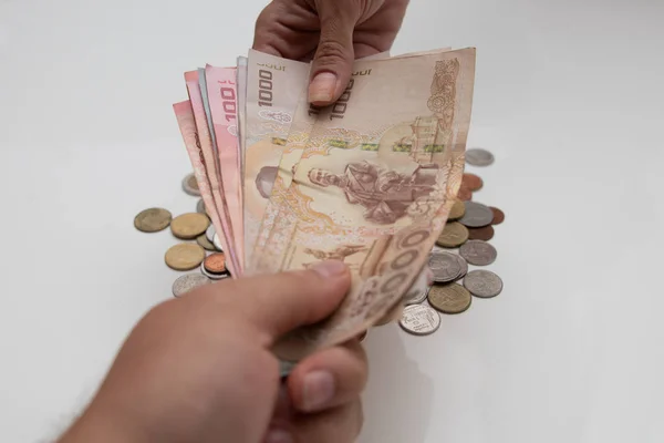 Transferencia de dinero entre hombre y mujer. Baht dinero tailandés . —  Fotos de Stock