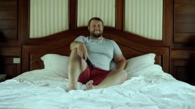 TV izleyen adamım. Evde bir yatakta. 4k.