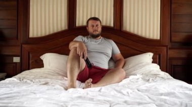 TV izleyen adamım. Evde bir yatakta. 4k.
