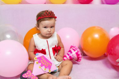 Aile kızlarını ilk doğum günü, bir yaşında, çocuk oyuncağı, bir yakın çekim kutluyor. mutlu aile kavramı.