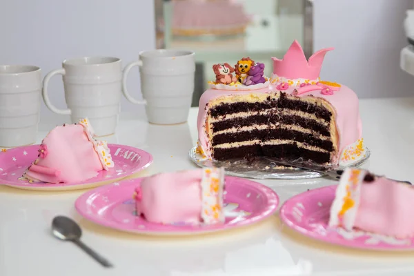 Gâteau rose d'une petite princesse avec une couronne et des figures animales. Anniversaire un an. concept de vacances . — Photo