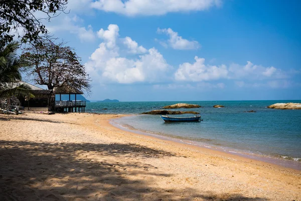 Pantai dengan air biru, batu dan kapal di Pattaya, Thailand. 4K . — Stok Foto