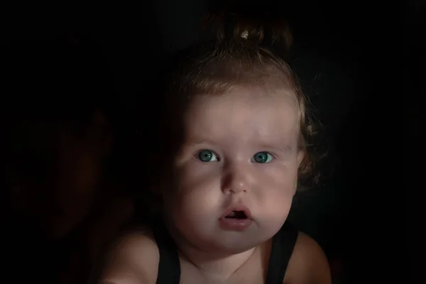 黒い背景に驚き、満足して赤ちゃん顔 — ストック写真