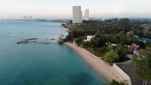 Spiaggia con acqua blu, pietre e barche a Pattaya, Thailandia. 4K. vista dall'alto — Video Stock