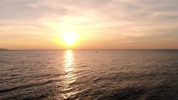 Belo pôr do sol ou nascer do sol sobre o mar, vista aérea. Pôr-do-sol tropical marinho sobre o mar. Vista aérea: Pôr do sol sobre o mar no fundo laranja. Tailândia . — Vídeo de Stock