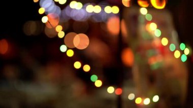 Kırmızı parıltılı klasik ışıklar arka planda. Odaklanamadı.