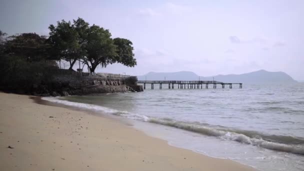 Taş balkona ve büyük bir ağaç ile güzel bir plaj. Tayland, Pattaya. 4k. — Stok video