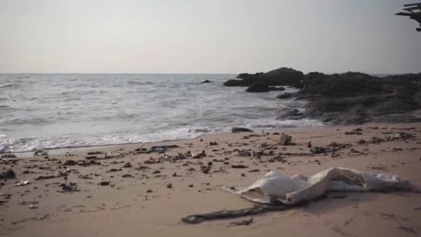Sale plage jonchée et mer. pollution environnementale. catastrophique écologique. 4k . — Video