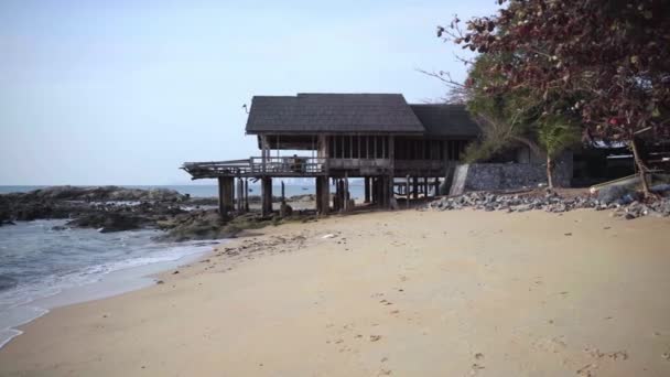 Steinigen Küste mit einem schönen verlassenen Haus, Thailand, Pattaya — Stockvideo