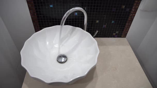 L'acqua del rubinetto scorre dal rubinetto con un getto forte . — Video Stock