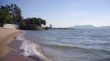 Mavi su, taşlar ve tekneler Pattaya, Tayland Beach. 4 k. Üstten Görünüm