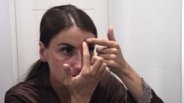 kadın yıkar, losyonları, krem, yüz sivilce ile smear.