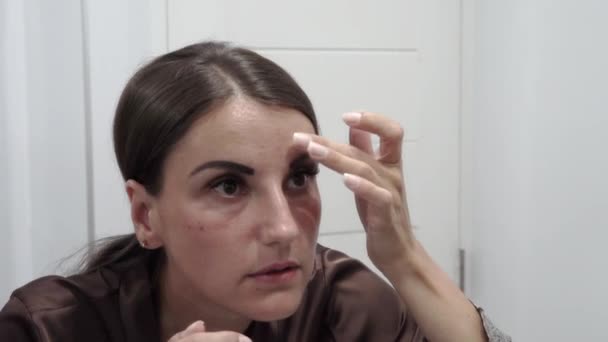 女性洗, 摩擦, 用奶油涂抹, 脸与痤疮. — 图库视频影像