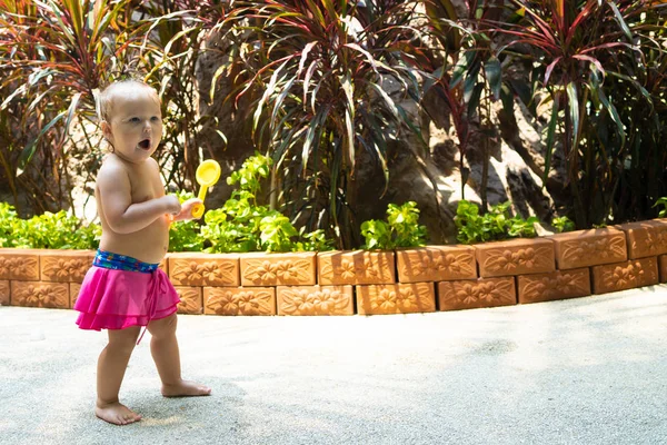 女の子 1 年行く、ピンク水着と叫び声。キッズ コンセプト. — ストック写真