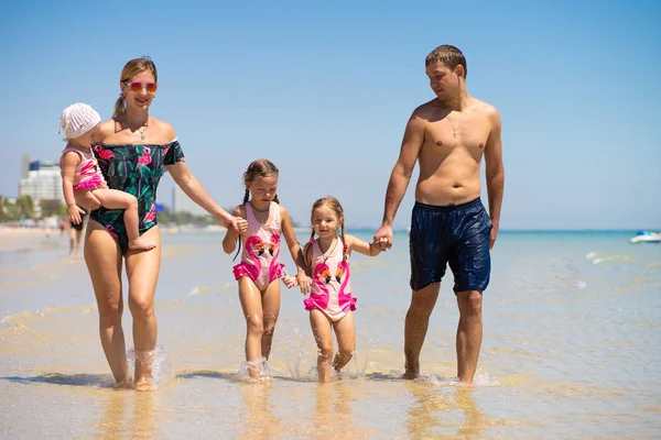 Grande famiglia felice si sta divertendo in spiaggia. concetto di una famiglia numerosa alla moda sea.beach . — Foto Stock