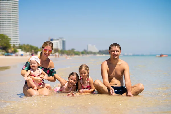 Grande famiglia felice si sta divertendo in spiaggia. concetto di una famiglia numerosa alla moda sea.beach . — Foto Stock